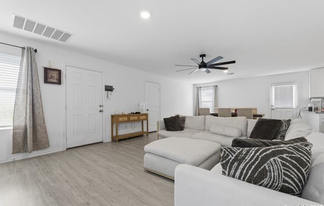 3-bedroom rental at 13923 Jersey Cow in San Antonio, TX — photo 3