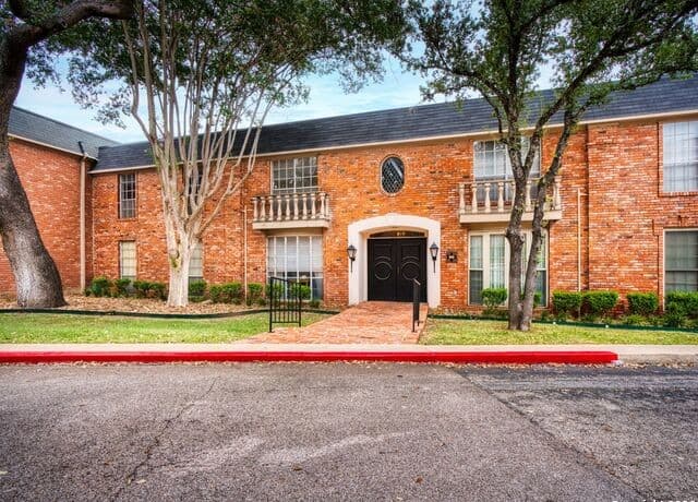 3-bedroom rental at 7500 Callaghan Unit 222 in San Antonio, TX — photo 1