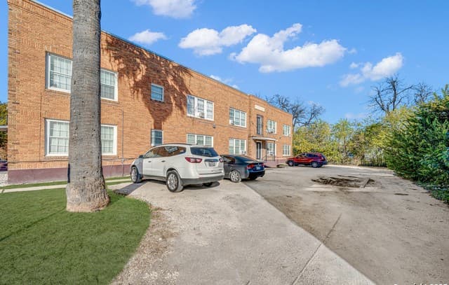 rental at 1409 W Woodlawn in San Antonio, TX — photo 4