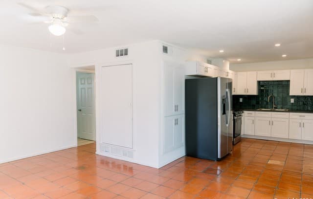 2-bedroom rental at 1385 Oblate Dr in San Antonio, TX — photo 5