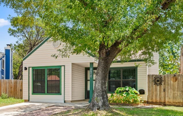 3-bedroom rental at 6248 Valley Queen in San Antonio, TX — photo 2