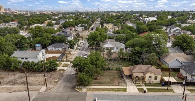 3-bedroom rental at 503 Martin Luther King Dr in San Antonio, TX — photo 3