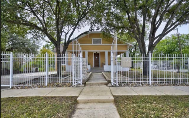 rental at 1110 W Ashby Pl in San Antonio, TX — photo 1