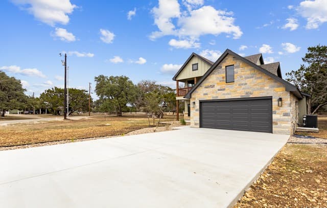 4-bedroom rental at 181 Deerwood Circle in Bandera, TX — photo 2