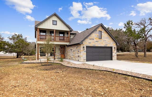 4-bedroom rental at 181 Deerwood Circle in Bandera, TX — photo 3