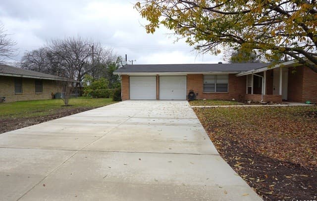 3-bedroom rental at 221 Windcrest in Windcrest, TX — photo 3