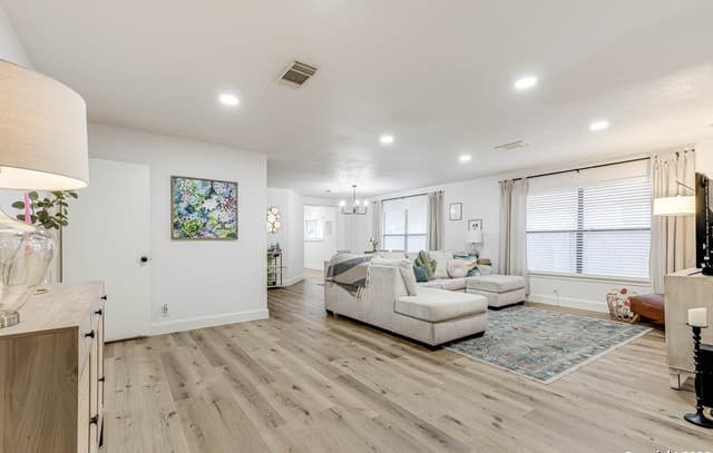 5-bedroom rental at 7035 Valmont in San Antonio, TX — photo 5