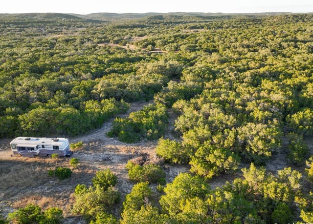 rental at 100 County Road 242 in Hondo, TX — photo 2
