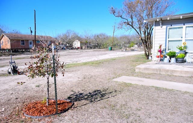 3-bedroom rental at 411 E Ansley in San Antonio, TX — photo 2