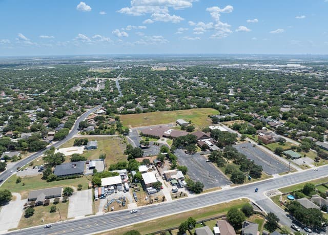 4-bedroom rental at 6764 Crestway in San Antonio, TX — photo 3