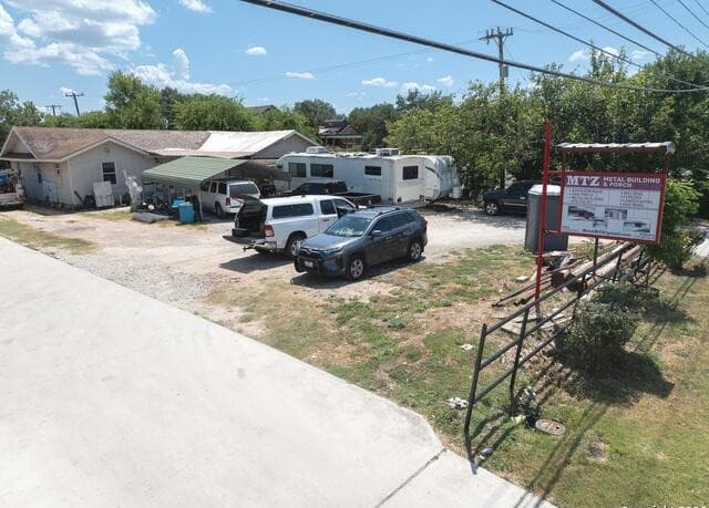 4-bedroom rental at 6764 Crestway in San Antonio, TX — photo 4