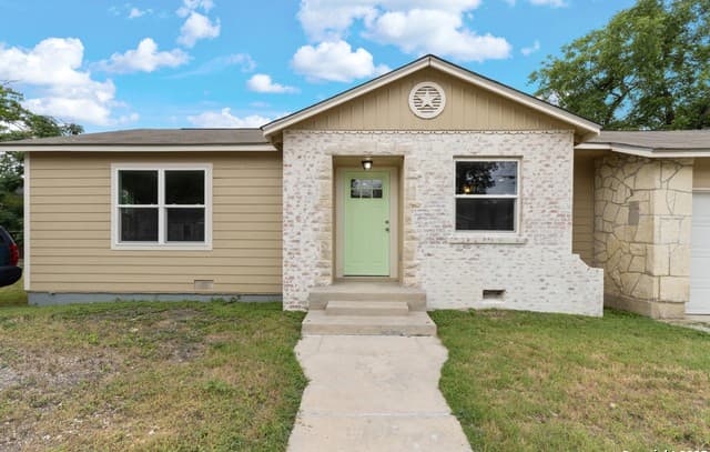 3-bedroom rental at 2020 Fresno in San Antonio, TX — photo 1