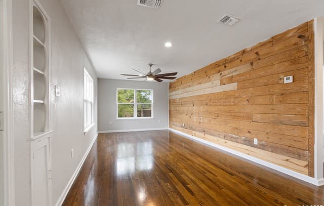 3-bedroom rental at 2020 Fresno in San Antonio, TX — photo 2