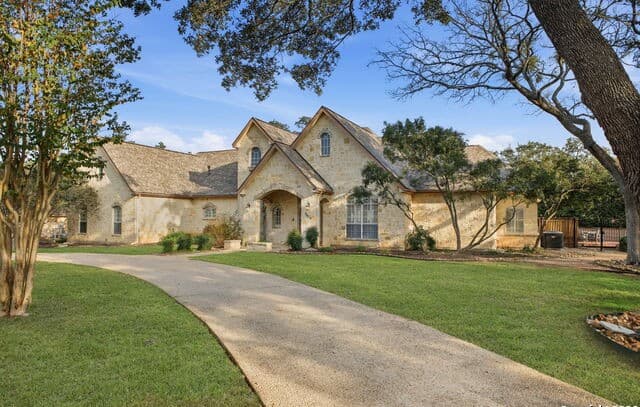 5-bedroom rental at 9610 Trophy Oaks in San Antonio, TX — photo 1