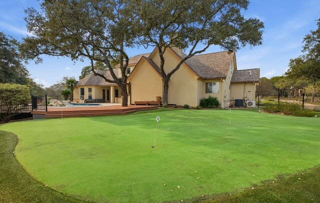 5-bedroom rental at 9610 Trophy Oaks in San Antonio, TX — photo 3