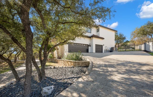 5-bedroom rental at 7 Remington Run in San Antonio, TX — photo 4