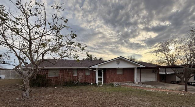 3-bedroom rental at 318 Cottonwood in Kenedy, TX — photo 1
