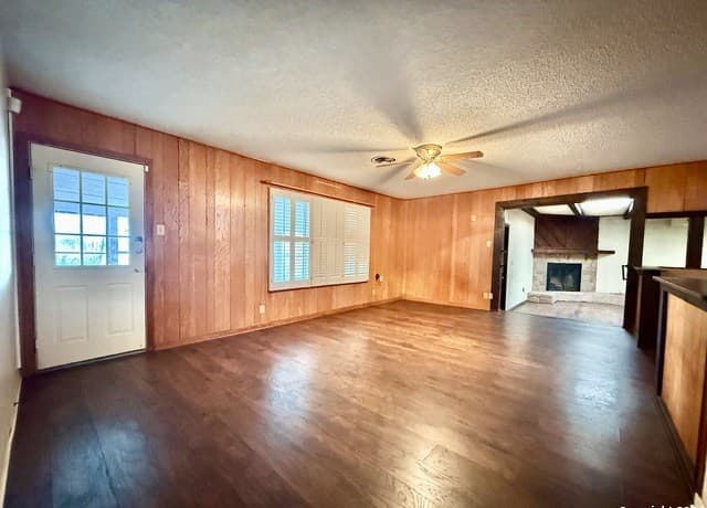 3-bedroom rental at 318 Cottonwood in Kenedy, TX — photo 2