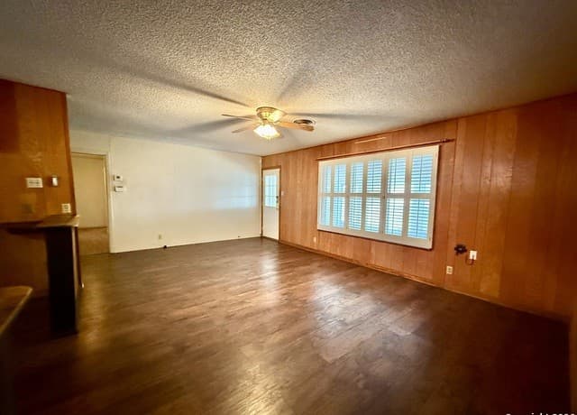 3-bedroom rental at 318 Cottonwood in Kenedy, TX — photo 3