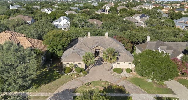 5-bedroom rental at 24626 Bogey Ridge in San Antonio, TX — photo 2