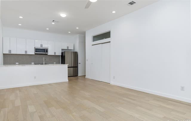3-bedroom rental at 2507 E Commerce 2 in San Antonio, TX — photo 5