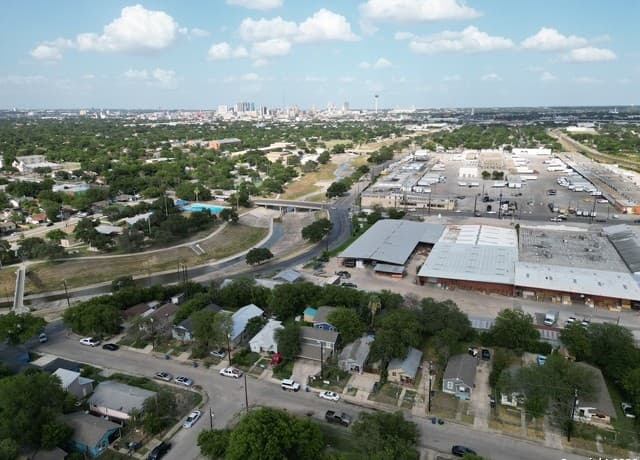 rental at 1522 S Elmendorf in San Antonio, TX — photo 5