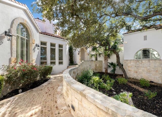 Home for sale at 14 Duxbury Park in San Antonio, TX — photo 3