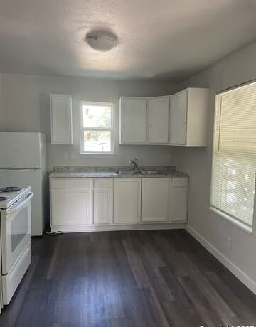 2-bedroom rental at 4818 Monterey St Unit #202 in San Antonio, TX — photo 3