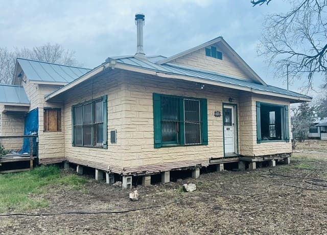 3-bedroom rental at 313 County Road 468 in Castroville, TX — photo 1