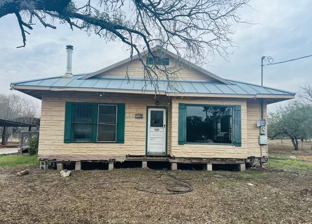 3-bedroom rental at 313 County Road 468 in Castroville, TX — photo 2