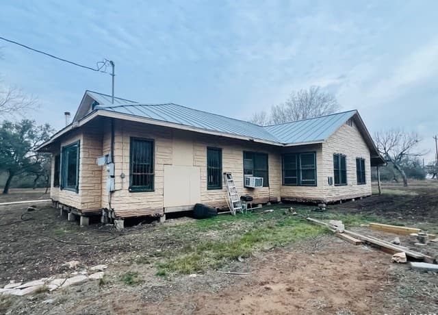 3-bedroom rental at 313 County Road 468 in Castroville, TX — photo 3