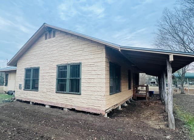 3-bedroom rental at 313 County Road 468 in Castroville, TX — photo 4