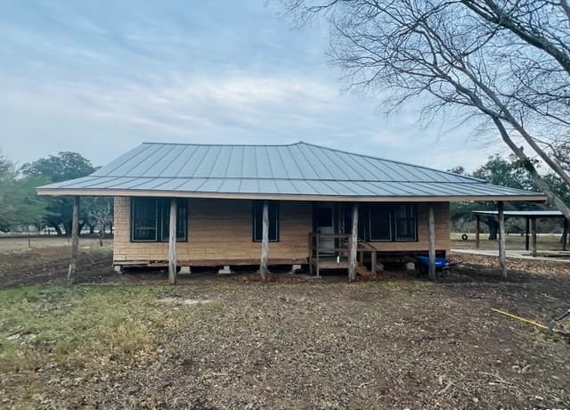 3-bedroom rental at 313 County Road 468 in Castroville, TX — photo 5