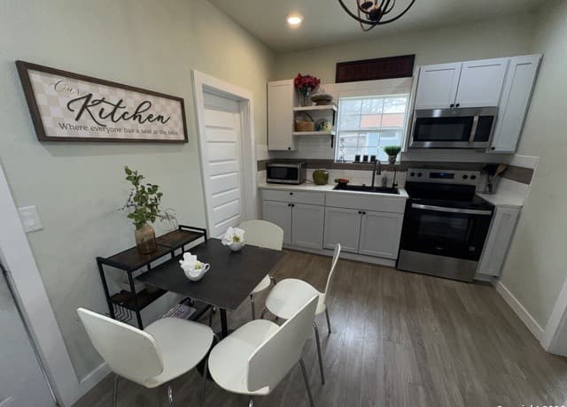 3-bedroom rental at 647 N San Gabriel in San Antonio, TX — photo 2