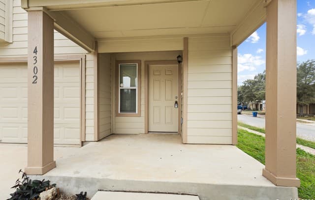 3-bedroom rental at 4302 Stetson View in San Antonio, TX — photo 2
