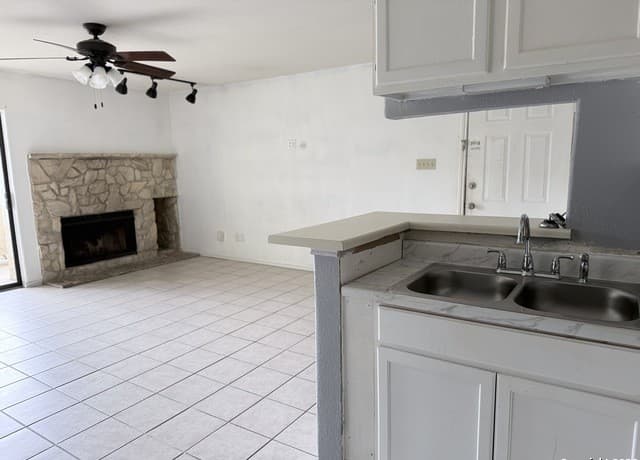 1-bedroom rental at 5322 Medical Unit E107 in San Antonio, TX — photo 2