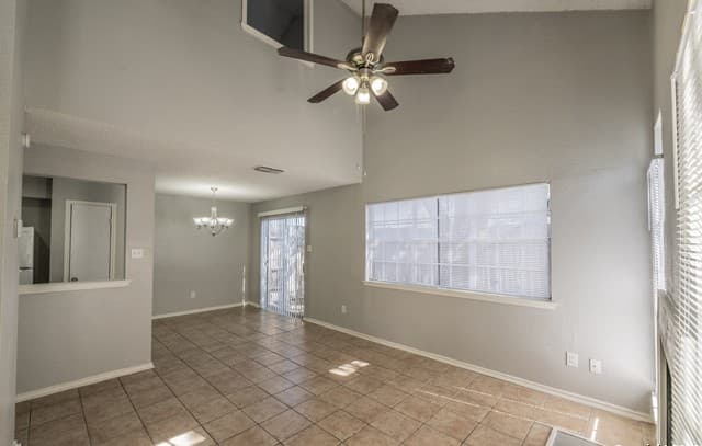 3-bedroom rental at 7524 Oak Chase in San Antonio, TX — photo 2