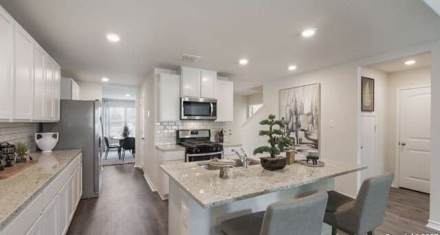 5-bedroom rental at 4915 Casual Water in San Antonio, TX — photo 5