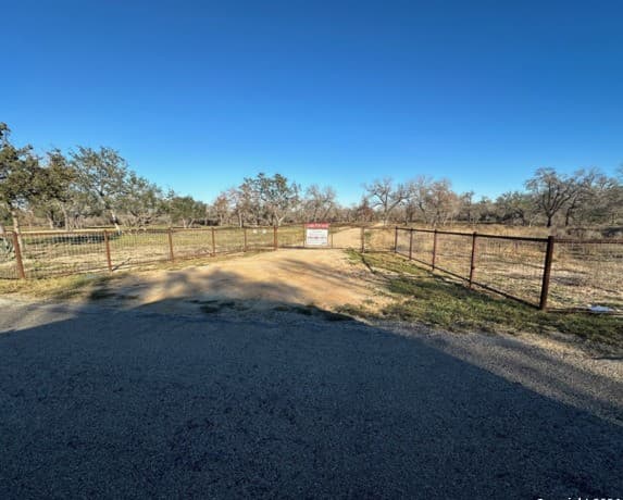 rental at 2721 County Road 770 in Natalia, TX — photo 2