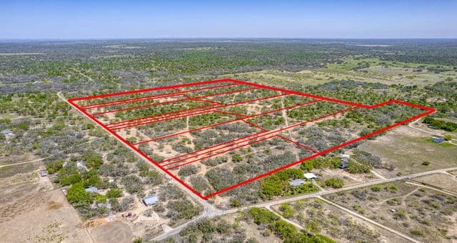 rental at 2721 County Road 770 in Natalia, TX — photo 3