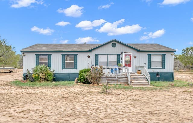 4-bedroom rental at 138 County Road 2665 in Devine, TX — photo 2