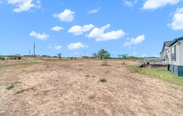 4-bedroom rental at 138 County Road 2665 in Devine, TX — photo 4