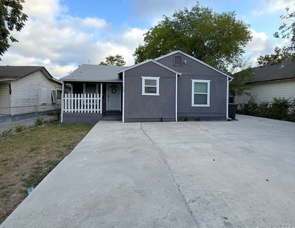 3-bedroom rental at 659 Olmos in San Antonio, TX — photo 1