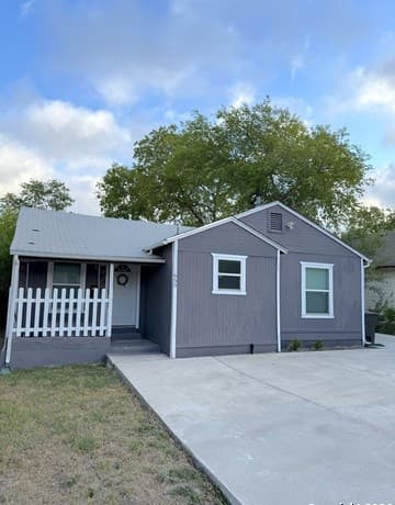 3-bedroom rental at 659 Olmos in San Antonio, TX — photo 2