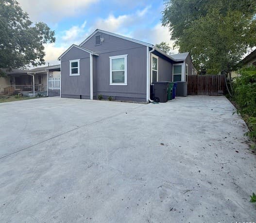 3-bedroom rental at 659 Olmos in San Antonio, TX — photo 3