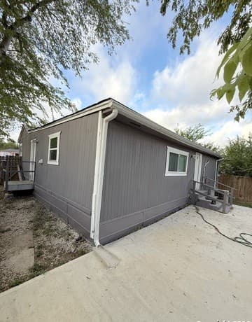 3-bedroom rental at 659 Olmos in San Antonio, TX — photo 4