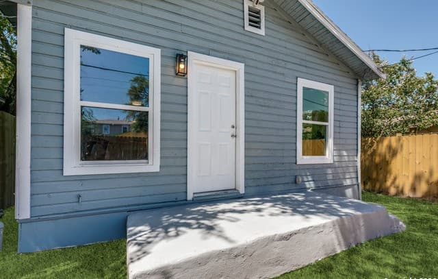 3-bedroom rental at 2017 Lyons Street in San Antonio, TX — photo 4