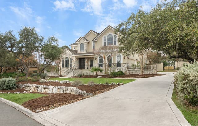 4-bedroom rental at 18 Champion in San Antonio, TX — photo 2