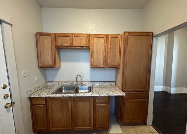 1-bedroom rental at 1716 N Olive St Unit 3 in San Antonio, TX — photo 2