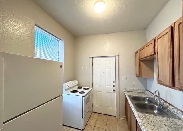 1-bedroom rental at 1716 N Olive St Unit 3 in San Antonio, TX — photo 3